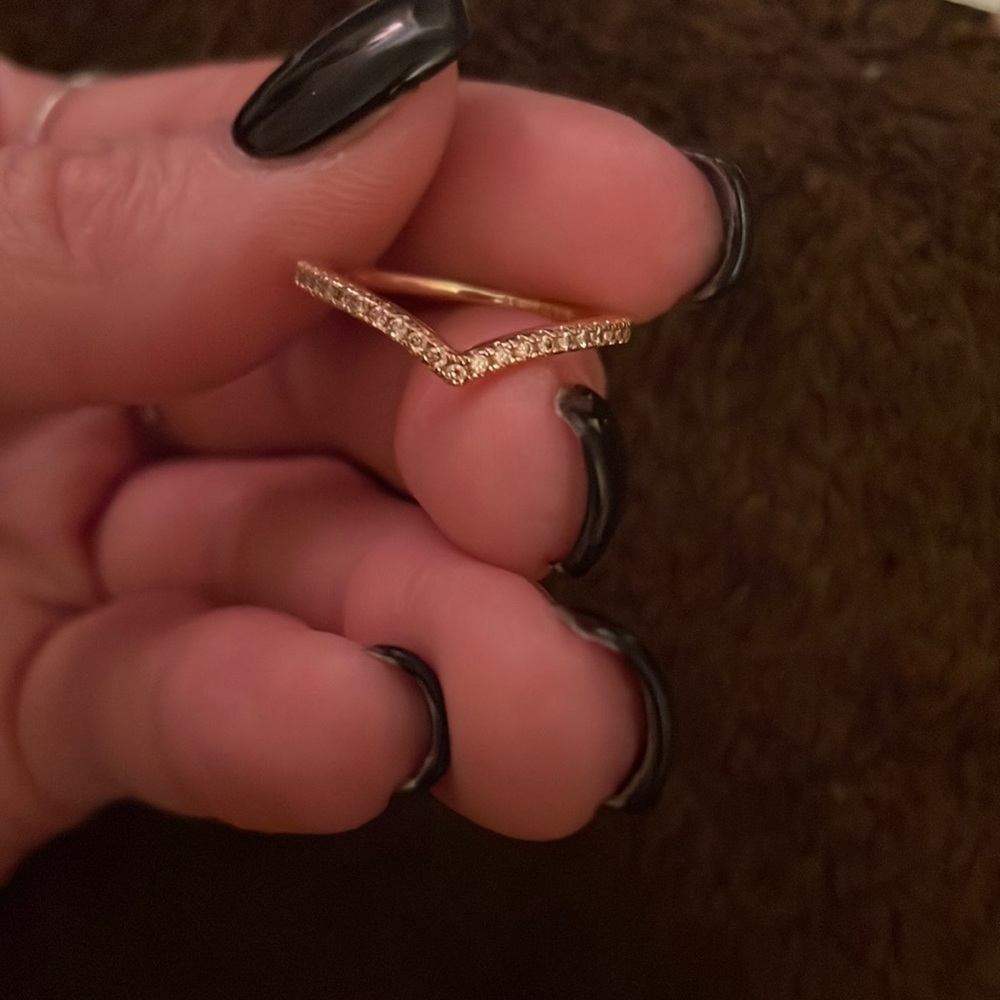 Pandora Rose gold Sparkling Wishbone Ring
Size 7
Open to reasonable offers